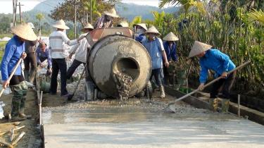 Nhân dân huyện Lục Yên tham gia bê tông đường giao thông nông thôn.