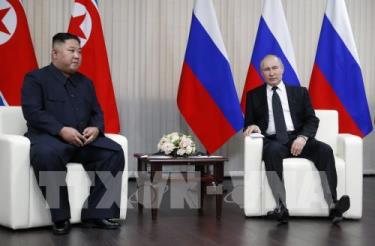 Tổng thống Nga Vladimir Putin (phải) trong cuộc gặp nhà lãnh đạo Triều Tiên Kim Jong-un (trái) tại Trường Đại học Liên bang Viễn Đông ở đảo Rusky thuộc Vladivostok ngày 25/4/2019.