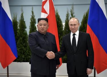 Tổng thống Nga Vladimir Putin (phải) trong cuộc gặp nhà lãnh đạo Triều Tiên Kim Jong-un tại Trường Đại học Liên bang Viễn Đông ở đảo Rusky thuộc Vladivostok ngày 25/4/2019.