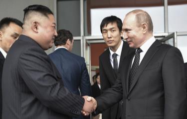 Chủ tịch Triều Tiên Kim Jong-un bắt tay Tổng thống Nga Putin.