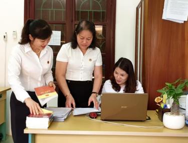 Lãnh đạo TAND huyện Yên Bình trao đổi với thẩm phán, cán bộ về công tác tổ chức các phiên tòa rút kinh nghiệm.