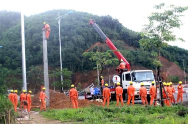 Công ty Điện lực Yên Bái diễn tập an toàn trong xử lý sự cố phòng, chống thiên tai và tìm kiếm cứu nạn.