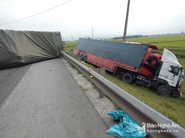 2 chiếc xe tải bị lật nghiêng, trong đó một chiếc lao xuống vệ đường.