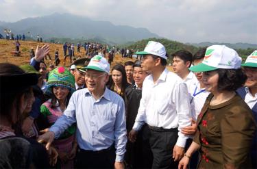 Tổng Bí thư, Chủ tịch nước Nguyễn Phú Trọng trò chuyện với đồng bào các dân tộc Yên Bái tham gia Tết trồng cây đầu xuân năm 2019 tại thôn 4, xã Việt Cường, huyện Trấn Yên.