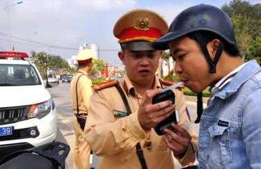 Lực lượng cảnh sát giao thông kiểm tra nồng độ cồn đối với người điều khiển phương tiện giao thông trong dịp cao điểm. (Ảnh: Quyết Thắng)