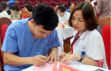 Many cadres and health workers of the provincial General Hospital have registered to donate their blood.