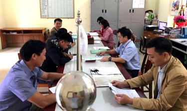 Public servants in Chau Que Ha commune handle administrative procedures for locals (Illustrative image)