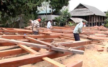 Thai ethnic minority people in Muong Lo – Nghia Lo build a traditional on-stilt house to receive tourists after the pandemic.
