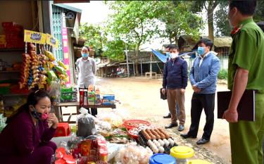 Đồng chí Giàng A Tông cùng đoàn công tác đi cơ sở nắm bắt tình hình chống dịch Covid-19 tại xã Mường Lai.