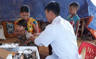 Cán bộ Trung tâm Y tế huyện Trạm Tấu tiêm phòng cho trẻ dưới 6 tuổi.