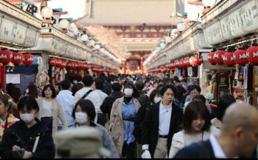 Người dân đeo khẩu trang phòng tránh lây nhiễm COVID-19 tại Tokyo, Nhật Bản, ngày 25/3/2020.