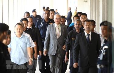 Cựu Thủ tướng Malaysia Najib Razak (giữa) rời phiên tòa ở Kuala Lumpur.