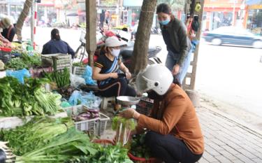 Các mặt hàng rau xanh tại chợ Yên Thịnh, thành phố Yên Bái.