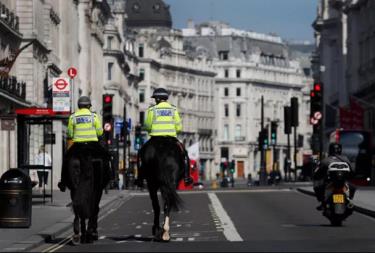 Các sĩ quan cảnh sát cưỡi ngựa tuần tra dọc con phố Regent ở London.