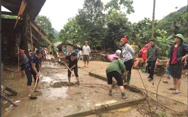 Ngay sau mưa lũ, Ban Chỉ huy PCTT-TKCN huyện Văn Yên và các địa
phương đã huy động lực lượng tại chỗ cùng nhân dân khắc phục hậu quả; tổ chức thăm hỏi, hỗ trợ 3 hộ gia đình có nhà bị sập đổ hoàn toàn theo quy định. (Ảnh: Khánh Chi - Trung tâm TT-VH Văn Yên)