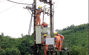 Công nhân điện lực sửa chữa, bảo dưỡng trạm biến áp cấp điện trên địa bàn huyện Trấn Yên.