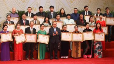 Thủ tướng Nguyễn Xuân Phúc trao danh hiệu Nghệ sĩ nhân dân cho các nghệ sĩ năm 2019.