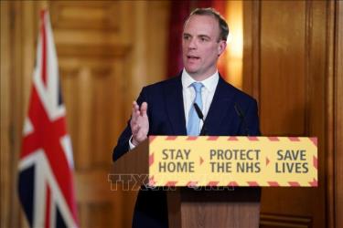 Ngoại trưởng Anh Dominic Raab phát biểu trong cuộc họp báo tại London ngày 6/4/2020.