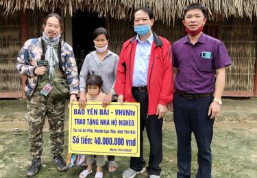 Leaders of Yen Bai Newspaper and Vietnamese-American journalist Truong Nguyen present 40 million VND to help the family of Loc Van Dung in Na Lai village of An Phu commune build a new house.