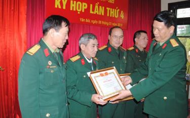 Đồng chí Đoàn Quang Vinh - Chủ tịch Hội Cựu chiến binh tỉnh trao bằng khen của Trung ương Hội cho các tập thể có thành tích xuất sắc trong Phong trào thi đua “Cựu chiến binh gương mẫu” năm 2018.