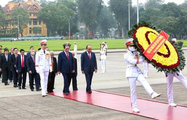 Đoàn đại biểu Lãnh đạo Đảng, Nhà nước đặt vòng hoa và vào Lăng viếng Chủ tịch Hồ Chí Minh.