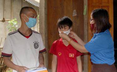 Youths present relief aid, including face masks, to locals in Kien Thanh commune.
