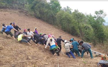 Đồng bào Mông bản Háng Cuốn Rùa, xã Dế Xu Phình tham gia kéo điện lưới quốc gia về bản.