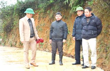 Lãnh đạo huyện Lục dafabet khuyến mãi kiểm tra chất lượng đường giao thông nông thôn tại xã Động Quan.