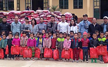 Các nhà hảo tâm tặng quà học sinh nghèo trên địa bàn huyện.