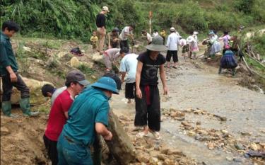 Nhân dân huyện Trạm Tấu tích cực tham gia sửa chữa nâng cấp đường giao thông nông thôn.