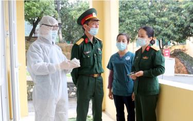 Lãnh đạo Trung đoàn 121 và cán bộ Trung tâm Y tế huyện Yên Bình hàng ngày trao đổi về công tác phục vụ các công dân thực hiện cách ly.
