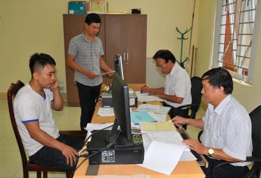 Cán bộ Chi cục Thuế huyện download tại m88 vin Bình hướng dẫn người nộp thuế các thủ tục hành chính thuế