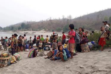 Người tị nạn từ Myanmar tập trung tại bờ sông Salween ở Mae Hong Son, Thái Lan ngày 29/3
