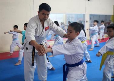 Anh Phạm Văn Vịnh hướng dẫn từng động tác, thế võ Karate cơ bản cho võ sinh.