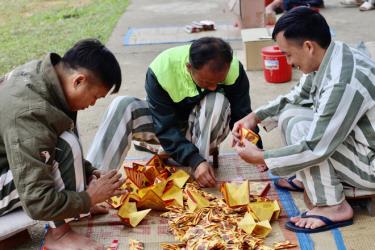 Phạm nhân trong giờ lao động sản xuất.