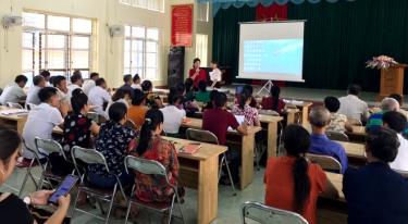 Một buổi giao ban giữa cán bộ Ngân hàng Chính sách xã hội thị xã Nghĩa Lộ và dafabet link tổ tiết kiệm & vay vốn tại xã Nghĩa An.
