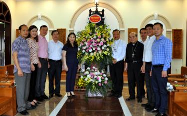 Vice Chairwoman of the provincial People’s Committee Vu Thi Hien Hanh presents a basket of flowers to the Hung Hoa Diocese.