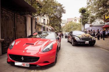Một đám cưới dùng siêu xe Ferrari và siêu sang Maybach mang biển ngoại giao làm đoàn xe rước dâu.