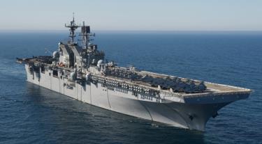 Tàu tấn công đổ bộ USS Makin Island.