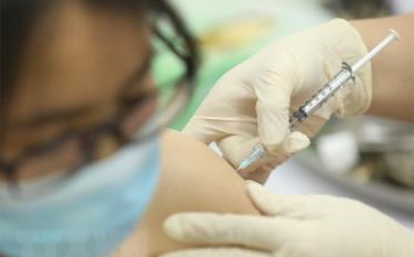 Tiêm vaccine COVIVAC cho tình nguyện viên.