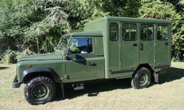 Land Rover Defender 130 Gun Bus phiên bản tùy chỉnh. Ảnh: Foley SV