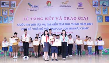 Ban Tổ chức trao giải đặc biệt của cuộc thi tặng thí sinh Lê Hoàng.