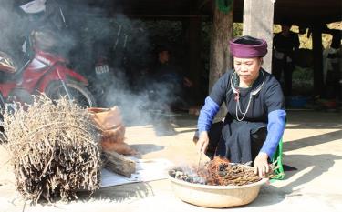 Không chỉ năng động trong công tác Hội Người cao tuổi, bà Hà Thị Thoa còn là một lương y giỏi về khám, chữa bệnh bằng y học cổ truyền.