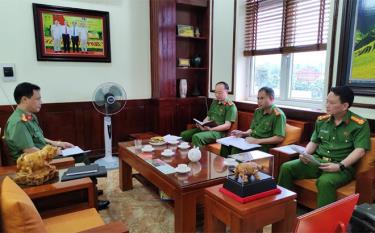 Lãnh đạo, chỉ huy Công an huyện Văn Yên trăn trở bàn giải pháp vận động, thuyết phục trước những vụ việc phức tạp.