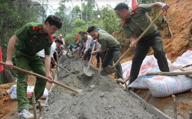 Tuổi trẻ Trạm Tấu khởi công công trình “Con đường em đến trường” tại thôn Cang Dông, xã Pá Hu, huyện Trạm Tấu. (Ảnh: Thu Trang)