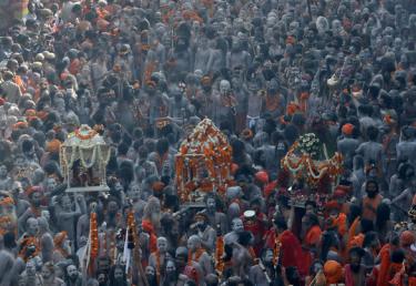 Đám đông khổng lồ tham gia lễ hội Kumbh Mela bên bờ sông Hằng ở thành phố Haridwar, ngày 14-4