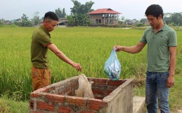 Hội viên nông dân thị xã Nghĩa Lộ tự giác thu gom rác thải nông nghiệp vào bể chứa rác nội đồng.