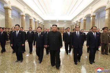 Nhà lãnh đạo Triều Tiên Kim Jong-un (giữa, phía trước) viếng lăng cố Chủ tịch Kim Nhật Thành tại Cung Thái Dương Kumsusan.