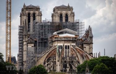 Nhà thờ Đức Bà ở Paris, Pháp trong quá trình phục dựng sau hỏa hoạn.
