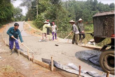 Nhân dân xã Đại Lịch tham gia kiên cố hóa đường giao thông nông thôn.